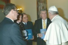 Familias-con-visita-al-Papa-3-300x205